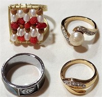 T - LOT OF 4 COSTUME JEWELRY RINGS (W21)