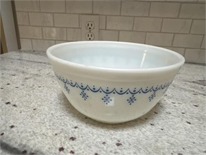 Pyrex 1.5 qt. Mixing bowl