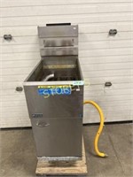 Pitco 40lbs Gas Deep Fryer w/ Gas Hose