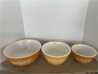 Vintage nested Pyrex bowls
