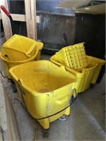 4 Mop Buckets, 2 Large Trash Cans