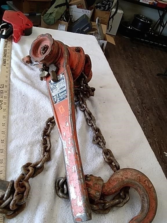 1 1/2 ton of chain hoist