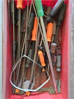 Tray lot of flat head screw drivers and pry bars