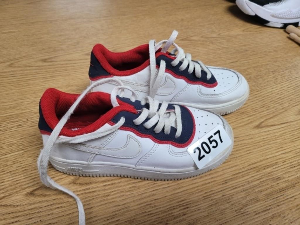 CHILDRENS NIKES SIZE 13C
