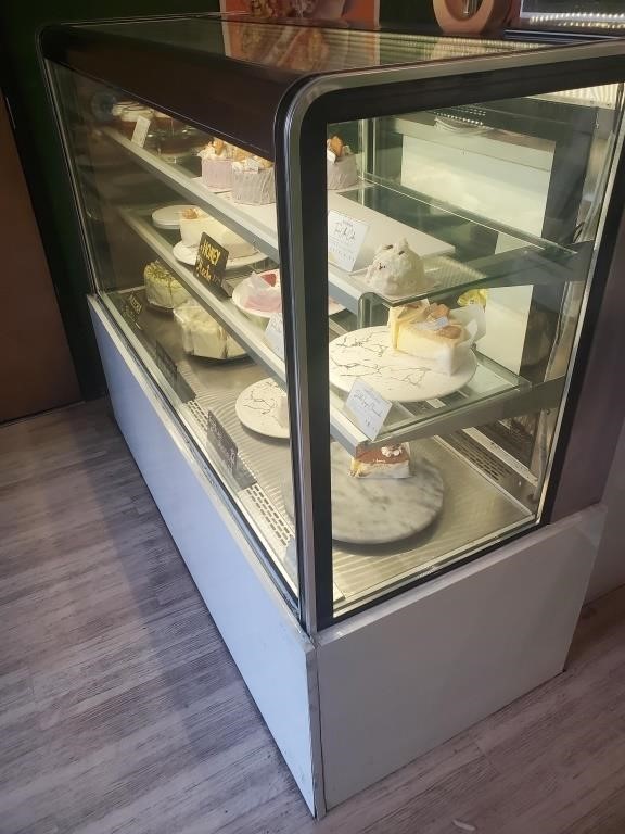 5' REFRIGERATED BAKERY DISPLAY CASE SELF CONTAINED