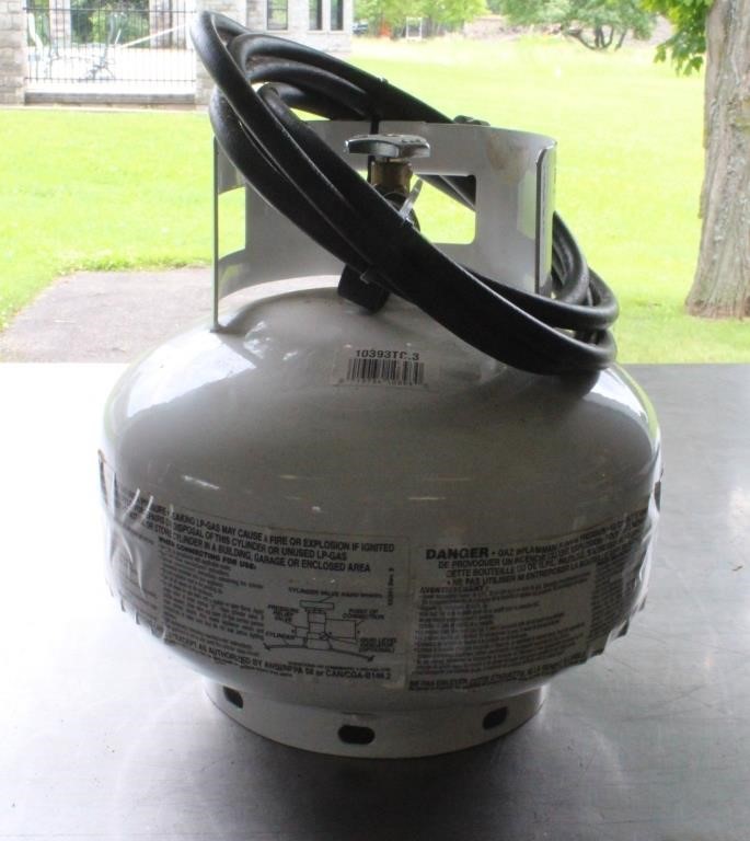 11.5 L propane tank, expires 07/25 with hose