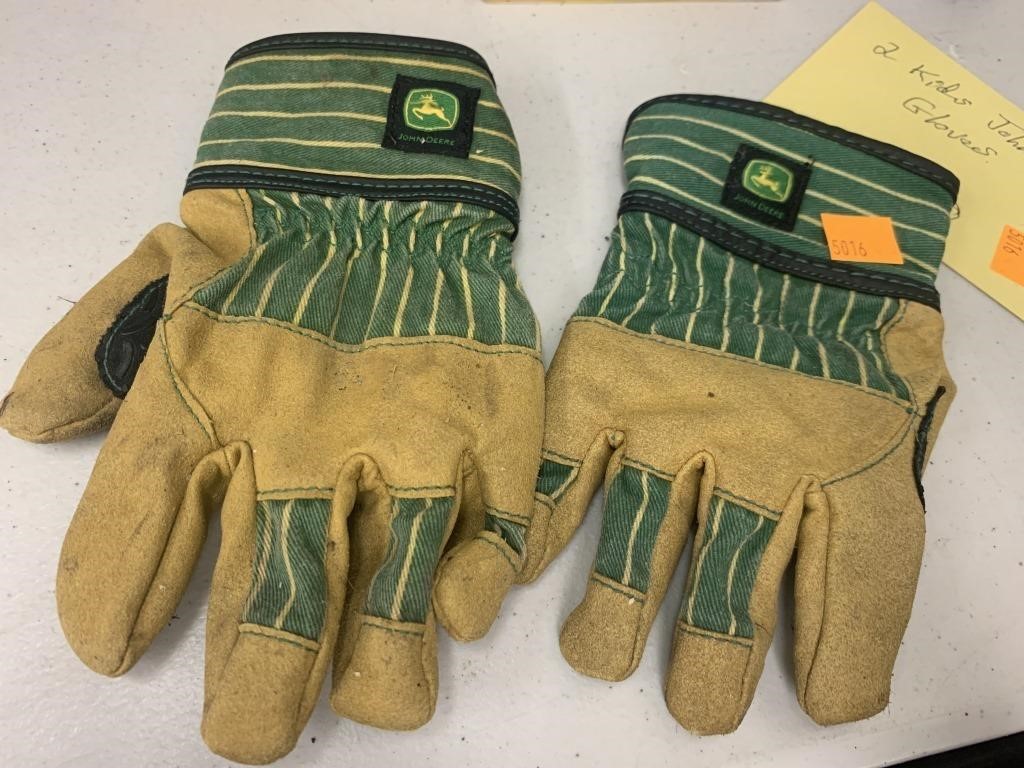 2 kids John Deere gloves
