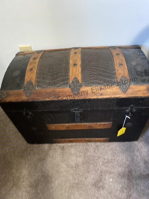 Trunk and both handles are attachéd. It is