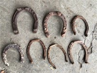 GROUPING OF OLD HORSE SHOES / HORSESHOES