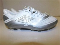 81 UMBRO SILVER/WHITE CLEATS - YOUTHS SIZE 7