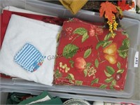 PLACE MATS AND ASSORTED LINENS ROLLING TOTE