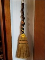 DECO DUST BROOM AND WOOD FLYING DUCKS