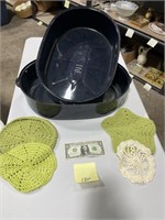 2 Broasting Pans & Crochet Potholders