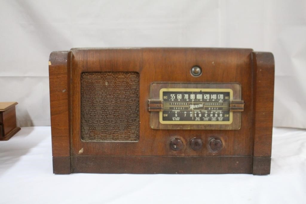 Vintage Canadian Marconi Company radio,