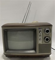 (D) Vintage Magnavox Color TV 
Appr 11.5 x 15.5