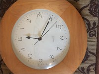 Quartz round wood clock