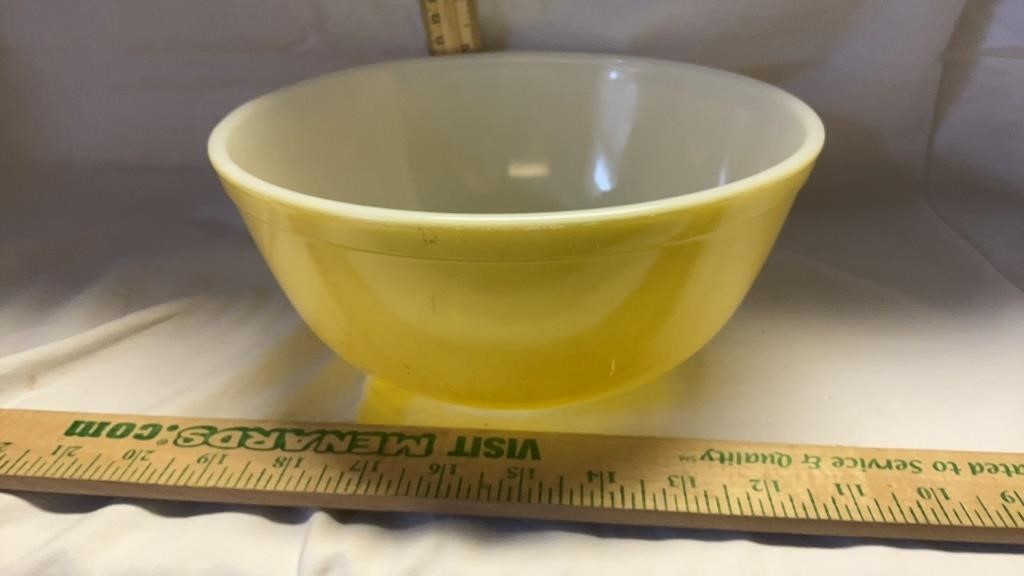 Pyrex Yellow 2 1/2 qtMixing Bowl