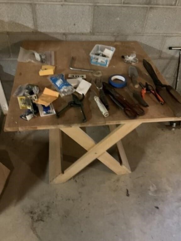 Table lot to include pruners etc