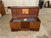 Wood Trunk with Bedding