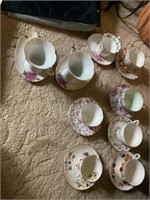 Miscellaneous teacup and silverware case holder