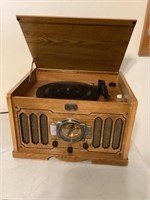 Radio with turntable works as it should