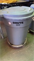 Brute 20 gal can on wheels