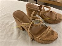 Universal thread, women’s size 11, tan wedges