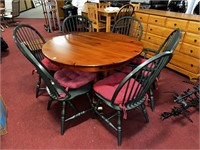 ROUND WOODEN DINING TABLE W/ (2) LEAVES & (6)