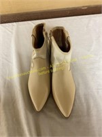 Universal Threads, size 6 tan shoes