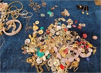 11 - MIXED LOT OF COSTUME JEWELRY (D13)