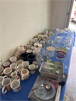 TABLE LOT: COFFEE CUPS, GLASSES, SUNDAES, ETC.