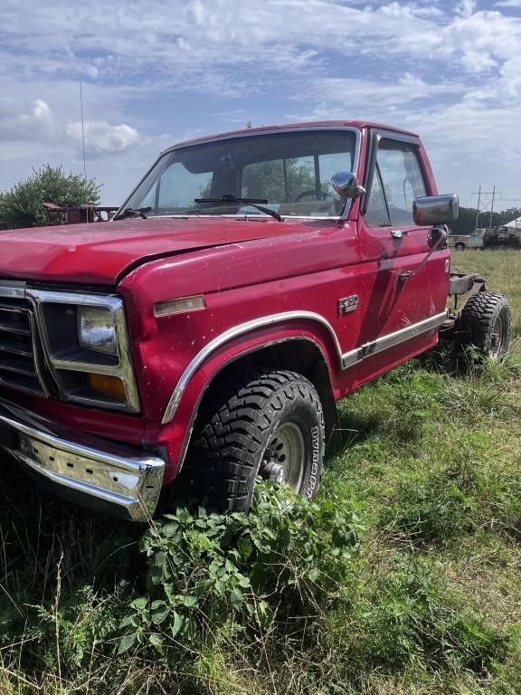 1986 Ford F250 XLT four-wheel-drive pick up has