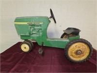 John Deere pedal tractor. Ertl. Model 520.