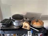 Shelf lot of bakeware