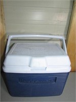 Rubbermaid Cooler with Locking Lid