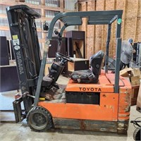 Toyota Battery Operated Forklift w charger