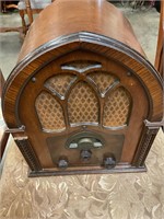 19” Tall AtwaterKent  table top radio AS IS