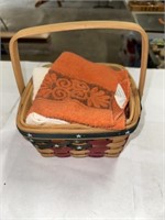 SMALL BASKET WITH WASH CLOTHS