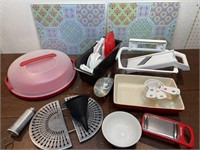 Kitchen lot - glass cutting boards, cake carrier,