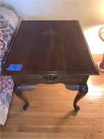 BROYHILL CHERRY END TABLE