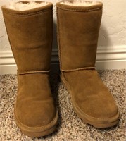 K - PAIR OF WOMEN'S BEAR PAW BOOTS SIZE 6 (W19)