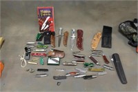 ASSORTED FOLDING AND FIXED BLADE KNIVES AND