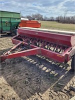 International 510 Grain Drill w/grass