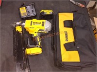 DEWALT 20v 21° plastic collated framing nailer kit