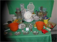 Large group of vintage plastic ware and accessorie