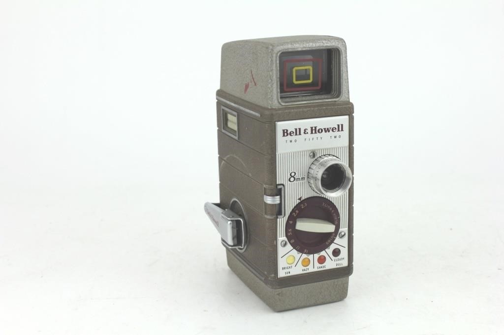 BELL & HOWELL TWO FIFTY TWO 8 MM MOVIE CAMERA