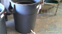 Brute 40 Gal Trach Can With Drain