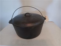 Cast iron Dutch oven with lid & handle 12