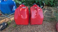 Pair of portable fuel cans