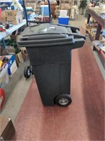 Toter garbage can on wheels with lid